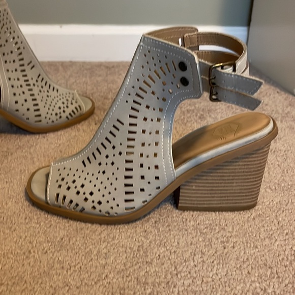 True Craft Woman’s Open-Toed Block Heel 3” Tan Sz 7.5 EUC - Picture 4 of 8